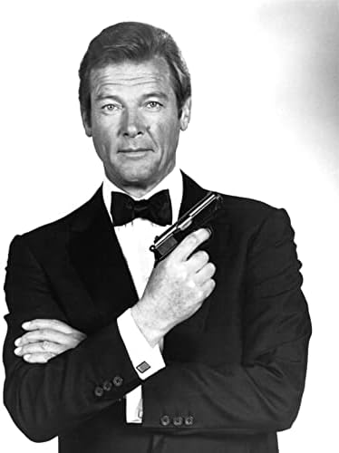 Roger Moore Bond predstavljaju pištolj preko grudi u tuxedo za oči samo 5x7 fotografija