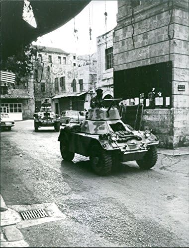 Vintage fotografija jordanske vojske koja patrolira sa svojim tenkovima na ulicama Jordana.