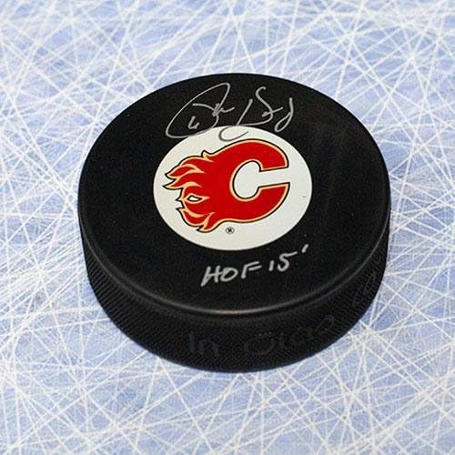 Phil Housley Calgary Flames potpisao je hokejaški pak sa HOF NHL pakovima sa napomenom